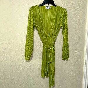 Beautiful green plisse long sleeve mini Princess Polly dress US 2